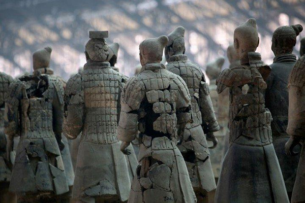 Thời đó, rượu là thứ được coi trọng, nó giúp những người lính tập trung hơn vào một động lực: chiến đấu diệt kẻ thù và đóng góp cho gia đình cũng như đất nước. Vì vậy việc không đội mũ và mặc giáp cũng thể hiện sự quyết tâm và lòng quả cảm của họ.