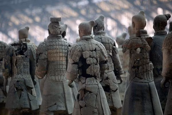 Thời đó, rượu là thứ được coi trọng, nó giúp những người lính tập trung hơn vào một động lực: chiến đấu diệt kẻ thù và đóng góp cho gia đình cũng như đất nước. Vì vậy việc không đội mũ và mặc giáp cũng thể hiện sự quyết tâm và lòng quả cảm của họ.