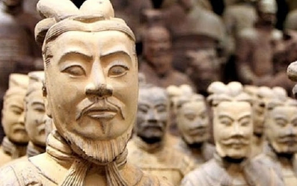 Theo phân tích của các nhà khoa học, việc không cần đội mũ giáp được cho là nhằm thể hiện cho sự dũng cảm, gan lì, liều lĩnh của các binh lính nhà Tần thời xưa. Bởi chế độ khen thưởng cho các binh lính nhà Tần vô cùng hậu hĩnh.