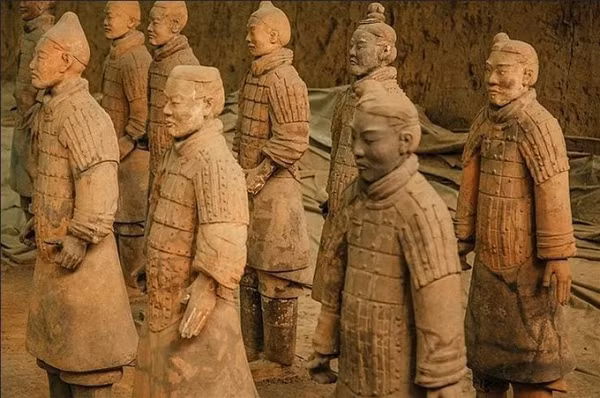 Các bức tượng trong đội quân đất nung có chiều cao từ 175 - 190 cm. Mỗi bức tượng đều khác nhau về cử chỉ và nét mặt, một số bức tượng thậm chí còn có màu sắc khác biệt.