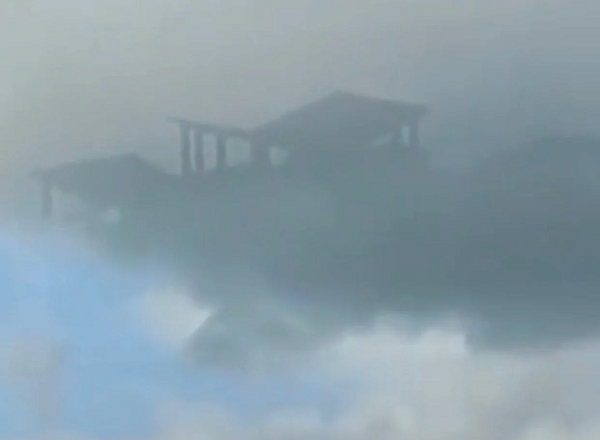 Đây không phải lần đầu tiên người dân Trung Quốc được chứng kiến cảnh thành phố nổi lơ lửng trên bầu trời. Vào tháng 3/2020, cộng đồng mạng xứ Trung chia sẻ đoạn clip ghi lại cảnh một thành phố khổng lồ nằm ẩn hiện trong mây đen.