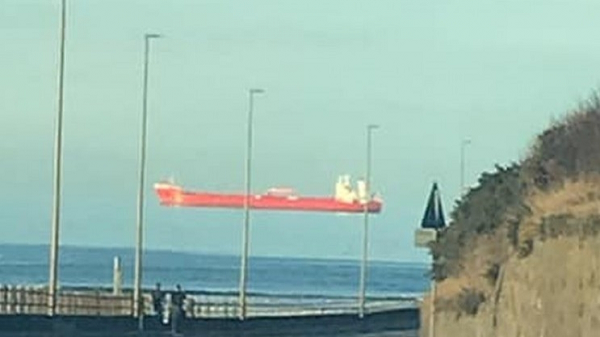 Theo các nhà khoa học, đây là hiện tượng Fata Morgana, một dạng ảo ảnh khiến vật thể trông như nằm phía trên đường chân trời, có thể được nhìn thấy trên đất liền hoặc biển.