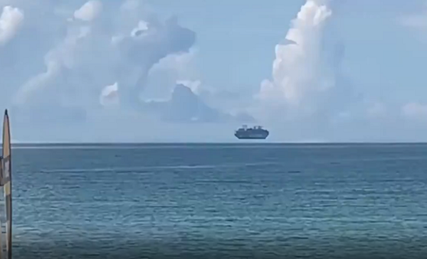 "Hiện tượng xảy ra trên bề mặt nước bởi sự chồng chất của các lớp không khí có chiết xuất khác nhau", phát ngôn viên Văn phòng Khí tượng Anh (Met Office) nói rằng đây là dạng ảo ảnh hiếm gặp và phức tạp.