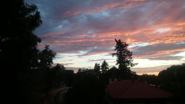 Không chỉ ở Trung Quốc, vào ngày 10/8/2019, một người đàn ông tên Roman Munzar tại cộng hoà Séc đã chụp được hình ảnh một kim tự tháp bằng kính bí ẩn trên bầu trời.