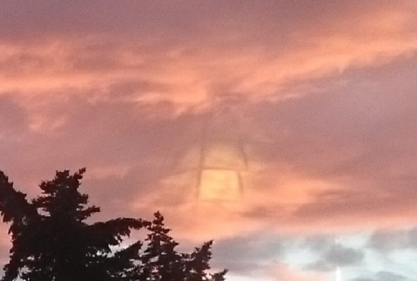 Các hình ảnh là ảo ảnh xuất hiện trong tình trạng không khí ẩm ướt. Khi hơi ẩm lớn hơn nhiệt độ của nước phía dưới, tạo nên sự khúc xạ ánh sáng và phản chiếu hình ảnh từ mặt đất lên bầu trời tạo ra cảnh tượng kinh ngạc như trong ảnh.