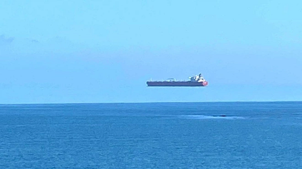 Một hiện tượng ảo ảnh nữa xuất hiện trong đời sống cũng gây hoang mang cho người dân đó là những con thuyền bay lơ lửng trên biển.