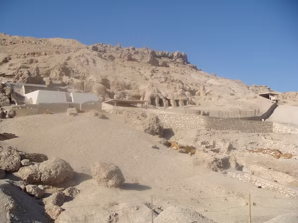 Xác ướp này được cho là thuộc về Vương triều thứ 25 của Ai Cập cổ đại. Cô được Phái bộ Khảo cổ Tây Ban Nha khai quật 2 thập kỷ trước tại nghĩa trang cổ Dra Abu el-Naga của Ai Cập.