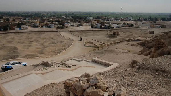 Trong lớp băng quấn cũng có một đôi gậy sau lưng xác ướp, cho thấy những người ướp xác đã nỗ lực hết mức để chỉnh sửa vị trí đầu và ngực của cô, giúp cô nằm thẳng hơn khi còn sống.