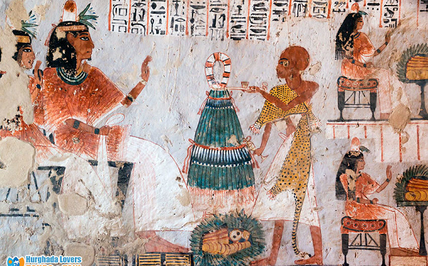 Một thanh gỗ khác hình dạng chiếc nạng cũng được đặt cạnh thi thể, có lẽ để cô sử dụng khi đi qua thế giới bên kia.