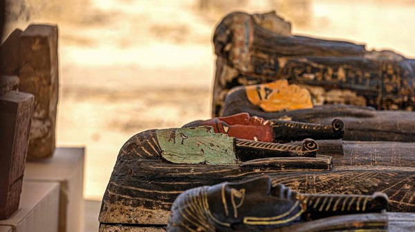 Có thể thấy những người mai táng đã không thể khiến người phụ nữ bí ẩn - có thể là một cô gái mới 25 tuổi, mà cũng có thể là một phụ nữ trung niên đã 40 tuổi - an nghỉ trong tư thế đẹp.