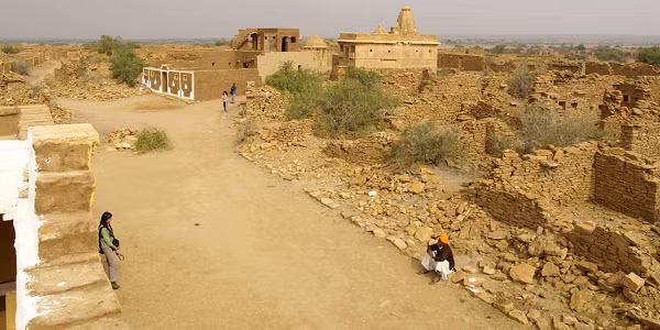 Salim Singh là một nhân vật con nhà danh gia vọng tộc ở thành phố Jaisalmer, nằm ở phía tây bắc Ấn Độ. Trong một lần đến thăm Kuldhara, Salim Singh đã đem lòng yêu một cô gái xinh đẹp ở làng. Chàng muốn cưới nàng làm vợ và đe dọa sẽ giết chết bất kỳ ai phản đối cuộc hôn nhân này.