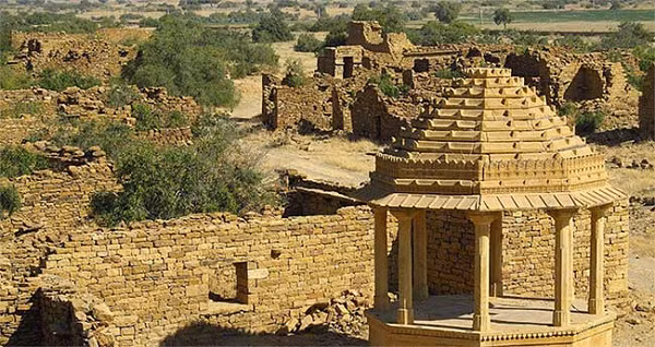 Kuldhara là một ngôi làng bí ẩn được thành lập từ 1291 bởi Bà la môn Paliwal. Mọi chuyện vẫn cứ diễn ra bình thường cho đến một đêm năm 1825, tất cả mọi người, từ già đến trẻ đều "bốc hơi" rất khó hiểu.