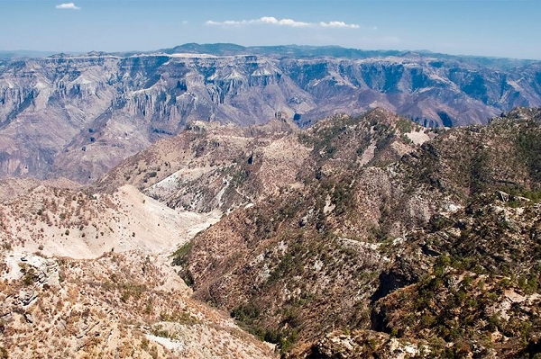 Những vị khách luôn xin nước uống chứ không cần thức ăn hay bất cứ thứ gì khác. Còn một nhóm các nhà điều tra truyền hình cho biết họ đã bị bất tỉnh bởi một đám mây bụi bất thường. Ngay cả các loài động vật cũng bị đột biến tại đây, có những giống loài thực vật quý hiếm mà không tìm thấy ở bất cứ nơi nào.