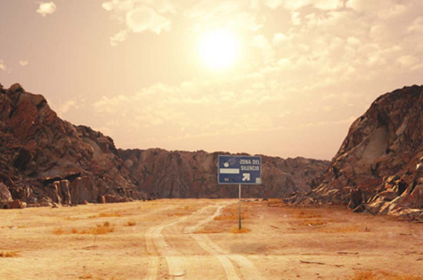Vùng đất này chỉ được công chúng biết đến một cách bất thường khi một tên lửa của Mỹ bị rơi trong "Vùng im lặng". Từ đó, nhiều đồn đoán cho rằng chính phủ Mexico đã che giấu những sự việc bí ẩn vì không có các địa điểm du lịch, khách sạn... gần sa mạc này.