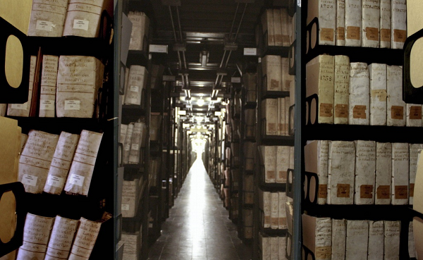 Văn khố Cơ mật Vatican là một trong những nơi bí ẩn và bị cấm đoán nhất trên thế giới. Nơi đây luôn đóng kín cửa và bị đồn đại về các âm mưu đen tối và bí ẩn lịch sử.