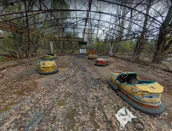 Nhà máy Chernobyl là nơi chứng kiến một trong những thảm họa hạt nhân khủng khiếp nhất từ trước tới nay, nằm ở thị trấn Pripyat thuộc Ukraine. Hiện tại, khu vực này bị đặt rào chắn cấm vào trong bán kính ít nhất 30km, không được xâm phạm.