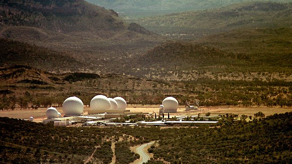 Căn cứ Pine Gap nằm sâu trong sa mạc Outback của Australia là trạm vệ tinh mặt đất do Australia và Mỹ điều hành. Nó còn có tên là Cơ sở nghiên cứu phòng thủ không gian liên hợp hoặc Căn cứ phòng thủ liên hợp Pine Gap. Chỉ có nhân viên mới được phép vào trong khu vực này.