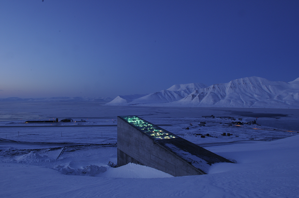 Hầm chứa hạt giống toàn cầu (Global Seed Vault), hay hầm chống ngày tận thế, nằm sâu bên dưới lớp băng vĩnh cửu tại Svalbard giữa Na Uy và Bắc Cực. Sau khi đặt vào bên trong, các thùng chứa hạt giống không thể bị mở ra cũng như loại bỏ bởi bất kỳ ai, ngoại trừ cơ quan gửi hạt giống.