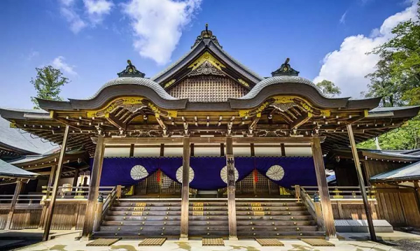 Đền Ise Grand, Nhật Bản là một đền thờ Thần đạo thờ phụng Thiên Chiếu Đại Thần Amaterasu-Ōmikami. Tại đây có hai đền thờ chính và khoảng 125 đền nhỏ. Nơi này chỉ đón tiếp những người thuộc dòng dõi hoàng tộc Nhật Bản.