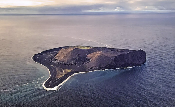 Đảo Surtsey, Iceland, là hòn đảo núi lửa hình thành trong những năm 1960. Nó được bảo vệ như là một khu bảo tồn thiên nhiên kể từ khi sinh ra. Khách du lịch không được phép đến thăm đảo Surtsey mà chỉ những nhà nghiên cứu mới có thể tới hòn đảo này.