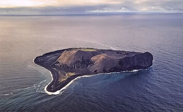 Đảo Surtsey, Iceland, là hòn đảo núi lửa hình thành trong những năm 1960. Nó được bảo vệ như là một khu bảo tồn thiên nhiên kể từ khi sinh ra. Khách du lịch không được phép đến thăm đảo Surtsey mà chỉ những nhà nghiên cứu mới có thể tới hòn đảo này.