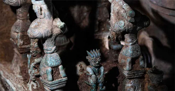 "Mối quan hệ giữa người dân Tam Tinh Đôi với người ngoài hành tinh chỉ là tưởng tượng khoa học viễn tưởng. Chưa ai từng nhìn thấy người ngoài hành tinh. Do đó, những di vật có hình dạng kỳ lạ được tìm thấy trong những ngôi đền của Tam Tinh Đôi mang đến cho mọi người một cảm giác kỳ lạ", Giáo sư Tôn Hoa nhấn mạnh.