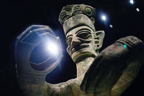 Một số bức tượng đồng được tìm thấy ở Tam Tinh Đôi có đôi mắt hình trụ rất khác lạ và được chế tác độc đáo. Ngoài ra, mắt của những bức tượng đồng khác cũng rất lớn, khiến chúng trông giống như những mô tả phổ biến về hình dạng của người ngoài hành tinh.