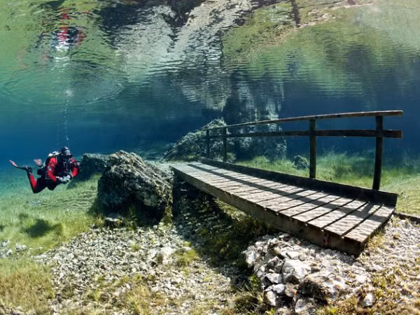 Grüner See (Hồ Xanh) là công viên - hồ độc đáo nằm ở bang Styria, gần làng Tragöess, Áo. Từ tháng 7 đến cuối năm, nơi đây được biết đến là công viên lớn nhất khu vực với cảnh sắc thiên nhiên đẹp như tranh vẽ. Nằm trong lòng công viên là một hồ nhỏ, với độ sâu khoảng 1,2 m.