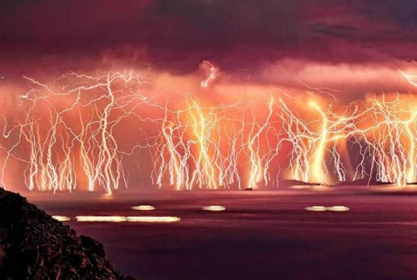 Một cơn bão sét xuất hiện liên tục và không ngừng trên sông Catatumbo, phía tây Venezuela. Trong khoảng 260 đêm/năm, bắt đầu từ 7 giờ tối, sấm sét đánh vào đây trong 10 giờ sau đó với tần suất 28 tia mỗi phút.