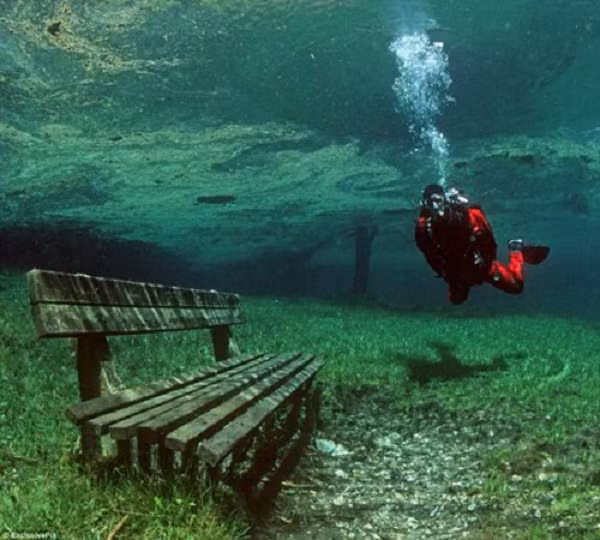 Nhưng khi mùa xuân đến, bạn sẽ cần một bộ đồ lặn thay vì bộ đồ leo núi khi cả công viên ngập trong nước. Vào mùa đông, công viên được bao phủ bởi một lớp tuyết rất dày. Mùa xuân, chúng tan ra khiến mực nước trong hồ dâng cao nhấn chìm tất cả, từ ghế nghỉ, cây cầu cho đến hoa lá, cây cối.