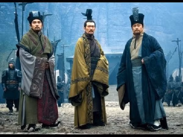 Quê hương của Trình Dục ở huyện Đông A, ở phía tây núi Thái Sơn. Trình Dục từng kể lại giấc mơ lạ này cho Tuân Úc nghe (Tuân Úc, tự Văn Nhược, lúc trẻ nổi tiếng là “vương tá chi tài”, là mưu thần đứng đầu trong doanh của Tào Tháo). Mãi cho đến sau này Duyện Châu tạo phản và thu lại lãnh địa của Tào Tháo, lúc này bí ẩn trong mơ của Trình Dục cuối cùng cũng được sáng tỏ.