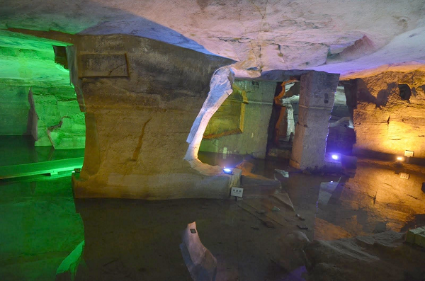 Nằm ở ngoại ô quận Đồn Khê thuộc thành phố Hoàng Sơn, tỉnh An Huy, miền đông Trung Quốc, quần thể hang động Hoa Sơn là nơi gắn với nhiều truyền thuyết huyền bí. Mỗi hang động Hoa Sơn cao từ 10-20m, được đục khoét bằng tay từ cách đây hơn 1.700 năm.