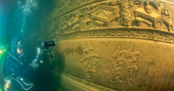 Hồ Phủ Tiên nổi tiếng nhờ quần thể động vật có một không hai bên trong hồ, nhưng hơn hết là một thành phố bí ẩn nằm sâu dưới đáy hồ. Theo người dân địa phương, vào một ngày đẹp trời, người ta có thể nhìn thấy hình ảnh mờ ảo của một thành phố dưới đáy hồ nếu quan sát từ một ngọn núi gần đó.