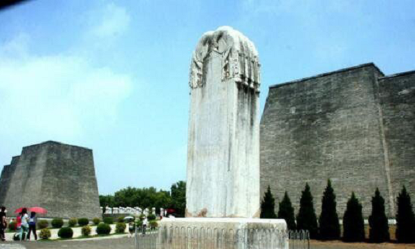 Nhiều câu hỏi được đặt ra là lí do gì người xưa dựng nên một công trình cẩn thận như vậy mà lại không ghi bất cứ dòng chữ nào về chủ nhân của nó khi người đó là vị vua của một đế quốc. Một người quyền lực và kiêu ngạo như Võ Tắc Thiên lại không ghi danh trước lăng mộ của mình?