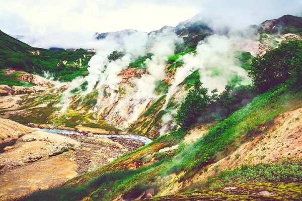  Vùng đất chết dài 2.000 m, địa hình gồ gề, đá cheo leo. Cho đến nay đã không còn ai thấy xa lạ với những đống xương trắng chất chồng trong thung lũng. Có cả xác của các loài chim, những chú chồn gulo và thậm chí cả những con gấu rất lớn.