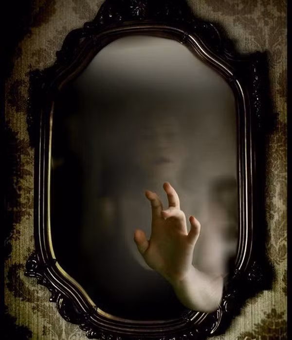 Nạn nhân thứ tư là Henry, một ông chủ cửa hàng đồ cổ. Trong khi đi dạo tại khu chợ mua bán đồ cũ, ông đã bắt gặp chiếc gương được chạm khắc tinh xảo này nên đã mua lại và mang về cửa hàng với hy vọng bán được chiếc gương rẻ mạt này với giá cao.