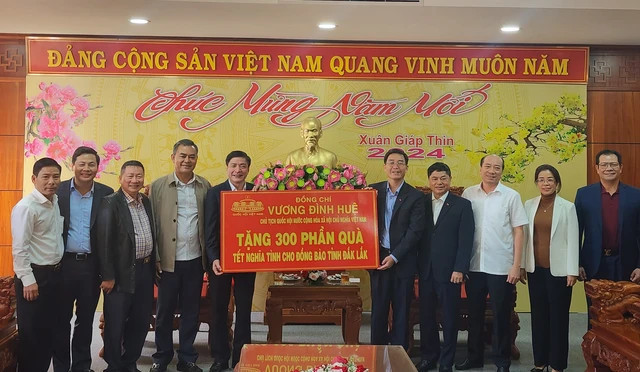 Quà Tết của Chủ tịch Quốc hội Vương Đình Huệ tặng người dân Đắk Lắk Qua Tet cua Chu tich Quoc hoi Vuong Dinh Hue tang nguoi dan Dak Lak