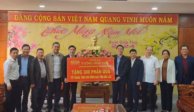 Qua Tet cua Chu tich Quoc hoi Vuong Dinh Hue tang nguoi dan Dak Lak