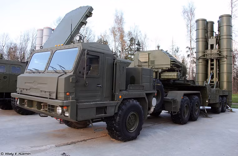 Nguy hiểm nhất trong lực lượng phòng không Nga hiện nay là tên lửa S-400 Triumf (NATO gọi là SA-21 Growler) có khả năng phòng không - phòng thủ tên lửa. S-400 có thể đánh chặn mục tiêu khí động ở cự ly 2-400km, với mục tiêu đạn đạo ở tầm từ 5-60km, trần bắn với mục tiêu khí động từ 27-30-56-185km tùy loại đạn sử dụng, có thể tấn công đồng thời đến 80 mục tiêu, dẫn đường đồng thời đến 160 tên lửa tấn công các mục tiêu trên trời....