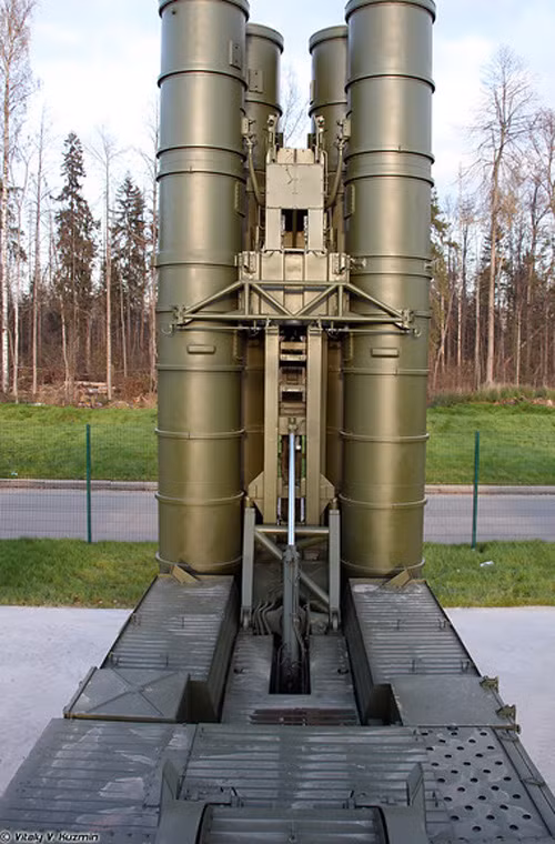 S-400 Triumf được trang bị 5 loại đạn tên lửa đủ mọi tầm tác chiến gồm: 9M96E (tầm bắn 40km, độ cao 20km, đầu dẫn radar chủ động); 9M96E2 (tầm bắn 120km, độ cao 30km, đầu dẫn radar chủ động); 48N6E2 (tầm bắn 200km, đầu dẫn radar bán chủ động); 48N6DM/48N6E3 (tầm bắn 250km, đầu dẫn radar bán chủ động) và 40N6 dùng dầu dẫn radar chủ động hoặc bán chủ động có tầm bắn đến 400km, độ cao bắn hạ đến 185km.