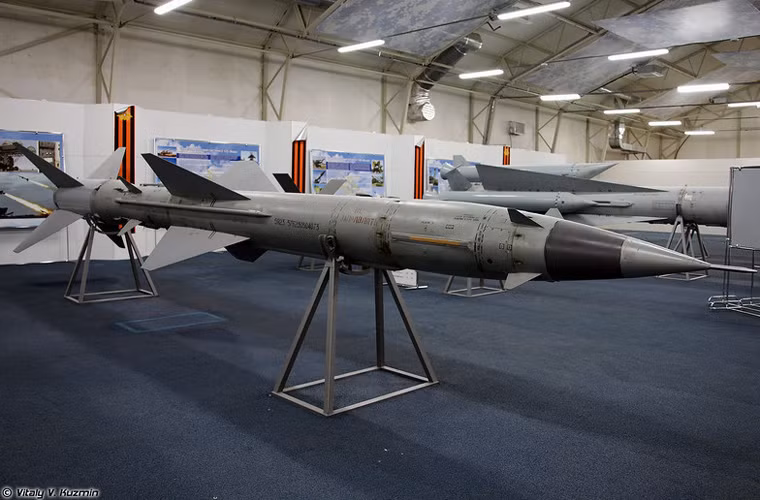 Có rất nhiều loại đạn được phát triển cho hệ thống phòng không S-75 Dvina. Trong ảnh là kiểu đạn 5Ya23 (V-759) chuyên xạ kích nhanh chống mục tiêu bay thấp có thể chuyển sang dẫn bám theo nguồn nhiễu. Nó phù hợp với tấn công tiêu diệt mục tiêu bay thấp, tiết diện phản xa điện từ nhỏ như tên lửa hành trình, UAV...Tầm bắn 6-66km, độ cao tấn công mục tiêu từ 100m tới 30km, phần chiến đấu 201kg chứa 90kg thuốc nổ và 29.000 mảnh.