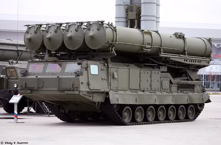 Trong ảnh là bệ phóng tự hành 9A83 của hệ thống phòng thủ tên lửa/phòng không S-300V Antey-300 (NATO gọi là SA-12). Đây là phiên bản của tổ hợp S-300 nhưng được phát triển cho nhiệm vụ phòng thủ tên lửa, đánh chặn các loại đạn đạo tầm ngắn, tầm trung.