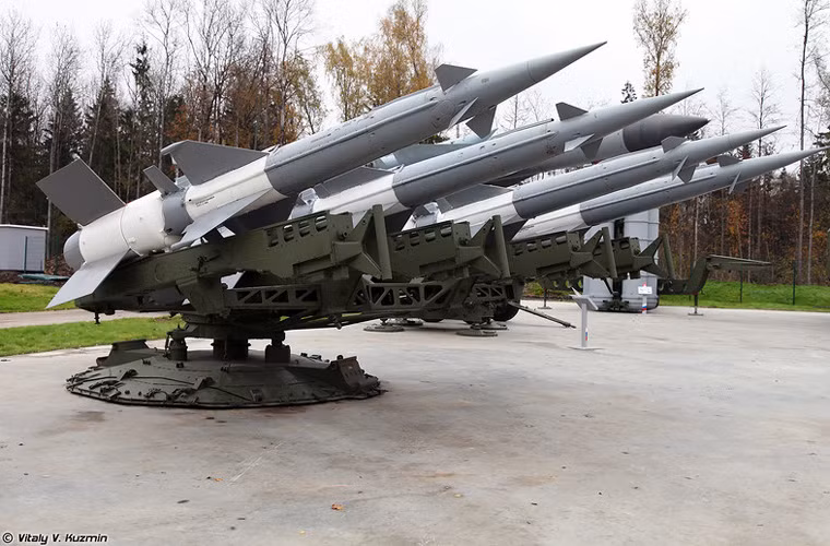 Tổ hợp tên lửa phòng không S-125 Pechora do Cục thiết kế TW Almaz phát triển, nhà thiết kế Aleksei Isaev trực tiếp chỉ đạo. Đây là loại tên lửa đất đối không chuyên tấn công mục tiêu ở cự ly ngắn - trung bình. Thời điểm những năm 1960, nó nổi bật với khả năng phản ứng nhanh, bắn nhanh, hiệu quả với mục tiêu cơ động cao bay thấp. Trong ảnh là bệ phóng của tổ hợp S-125 Pechora với đạn tên lửa 5V27 có tầm bắn từ 2,5-22km, độ cao tác chiến từ 20m tới 14km.