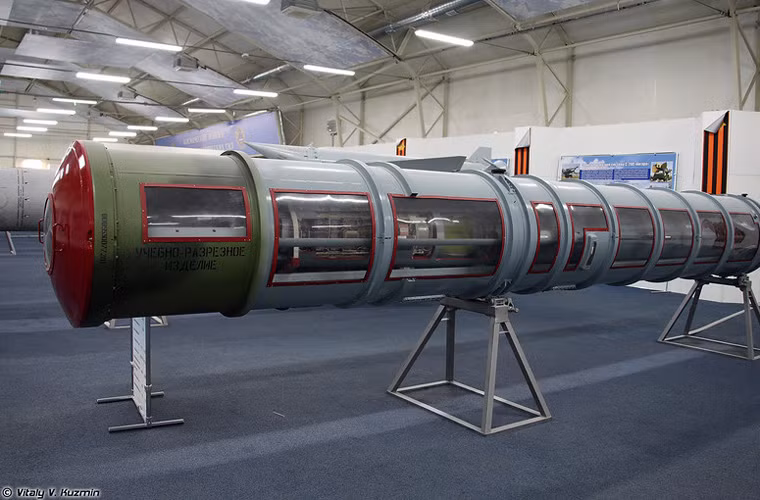 Trong ảnh là đạn 5V55 của hệ thống S-300 có tầm bắn từ 75-150km tùy phiên bản, trang bị đầu tự dẫn radar bán chủ động.