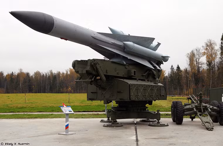 Bệ phóng đồ sộ của hệ thống tên lửa phòng không tầm trung - cao, cự ly xa S-200 (NATO gọi là SA-5 Gammon) được phát triển bởi Almaz-Antey từ những năm 1960 nhằm mục tiêu tạo ra vũ khí phòng thủ khu vực lớn chống lại các cuộc tập kích đường không bằng máy bay ném bom chiến lược. Thời điểm ra đời, S-200 là hệ thống phòng không có tầm bắn xa nhất thế giới - lên đến 180km. Thậm chí, các phiên bản sau này tăng tầm lên đến 400km tương đương với loại S-400.