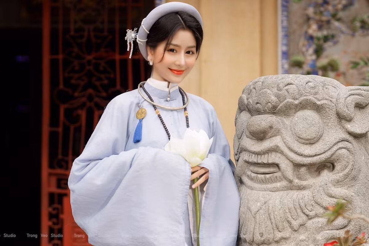 Chiếc áo Tấc mà Ngọc Trân mặc vừa nền nã, sang trọn lại vừa thanh thoát.