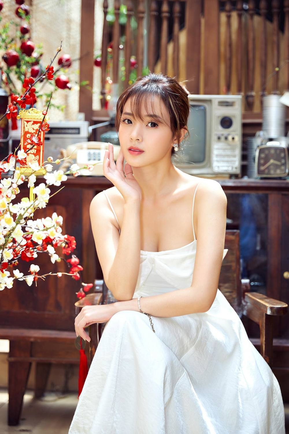 Midu, tên thật là Đặng Thị Mỹ Dung được khán giả biết đến là một hot girl. Dù đã bước sang tuổi 31 nhưng cô vẫn giữ được gương mặt trẻ trung, ngây thơ, trong sáng không khác gì lứa tuổi 20