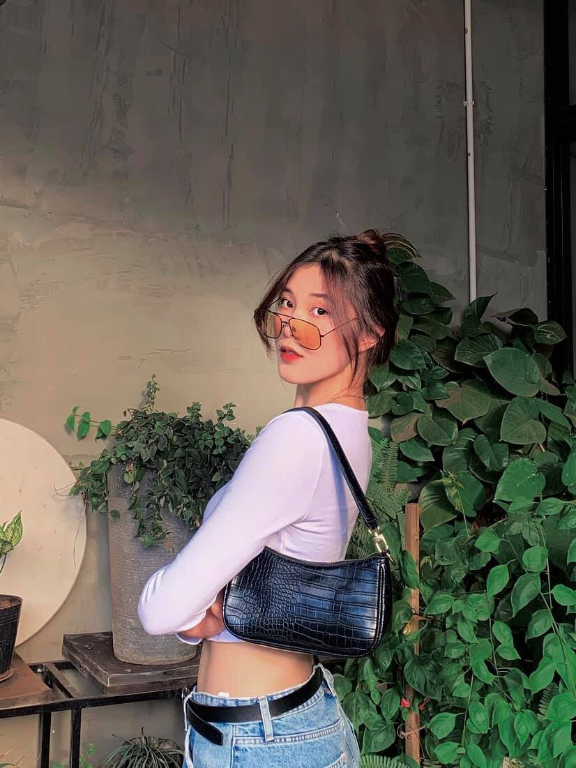 Ngoài chơi bóng chuyền giỏi, Thu Huyền còn gây chú ý nhờ ngoại hình ưa nhìn và gu thời trang khoe eo thon gợi cảm.