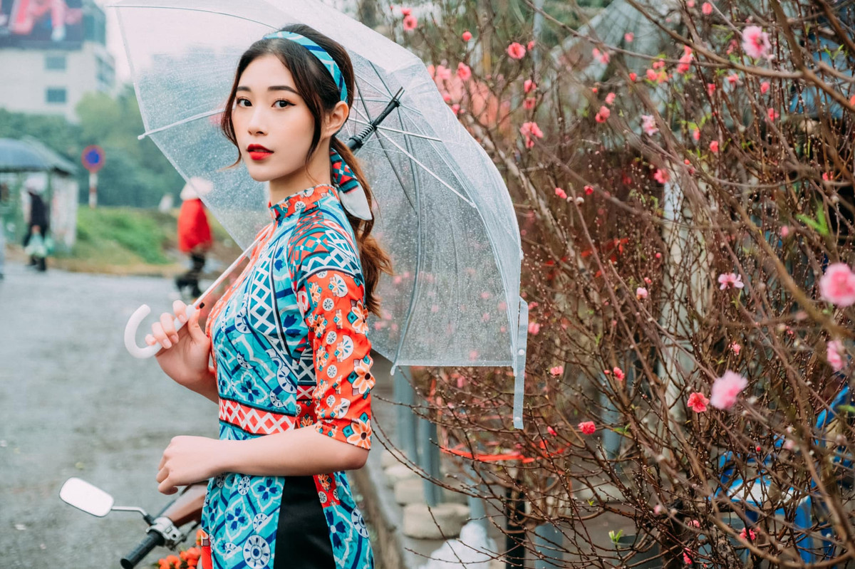 Trong bộ ảnh đón xuân, Đặng Thu Huyền đã lựa chọn bộ áo dài với hoạ tiết cách điệu để lưu giữ những hình ảnh đáng nhớ trong tiết trời se lạnh.