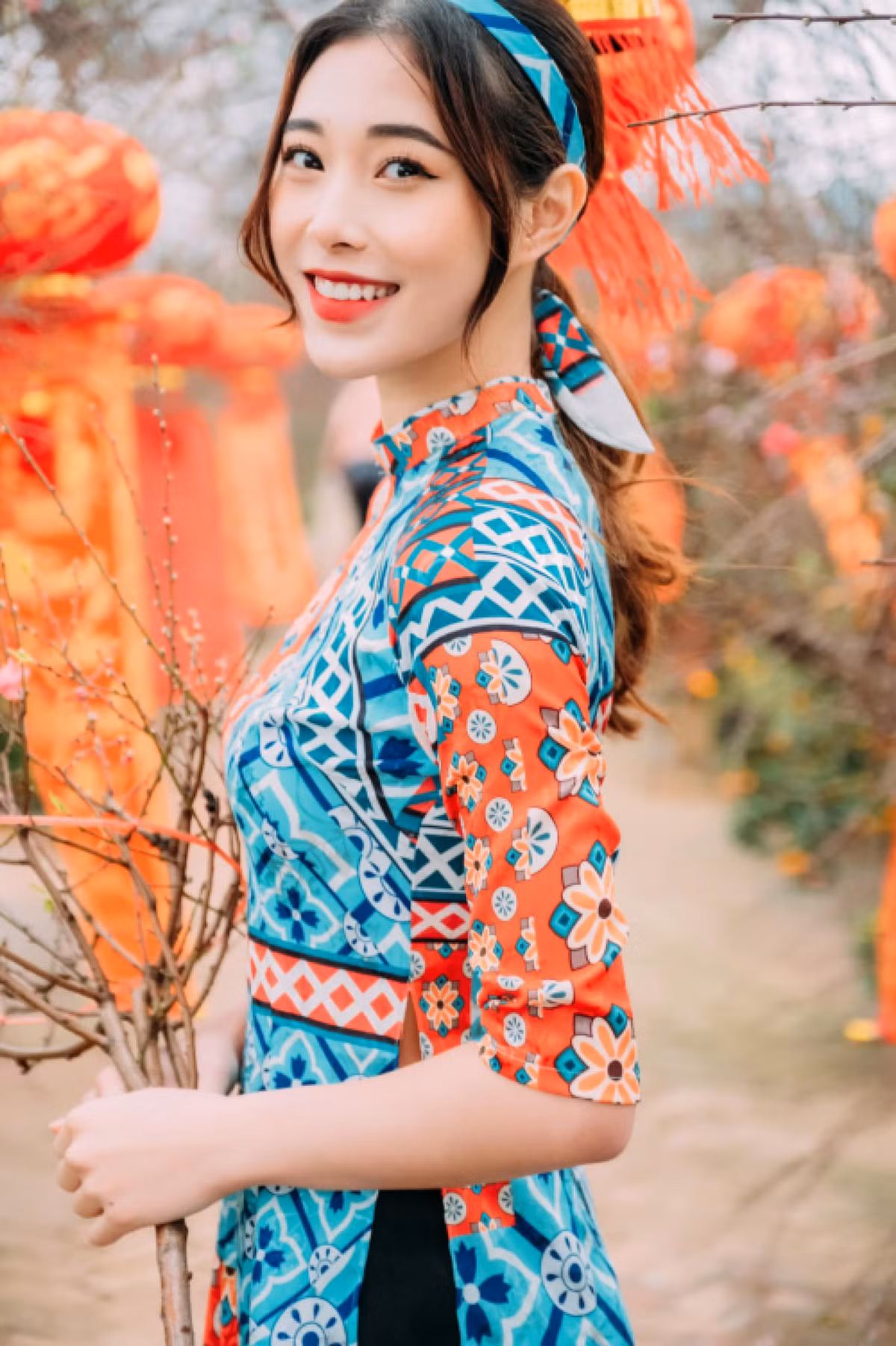 Đặng Thu Huyền được yêu mến bởi gương mặt xinh đẹp, nụ cười tươi.